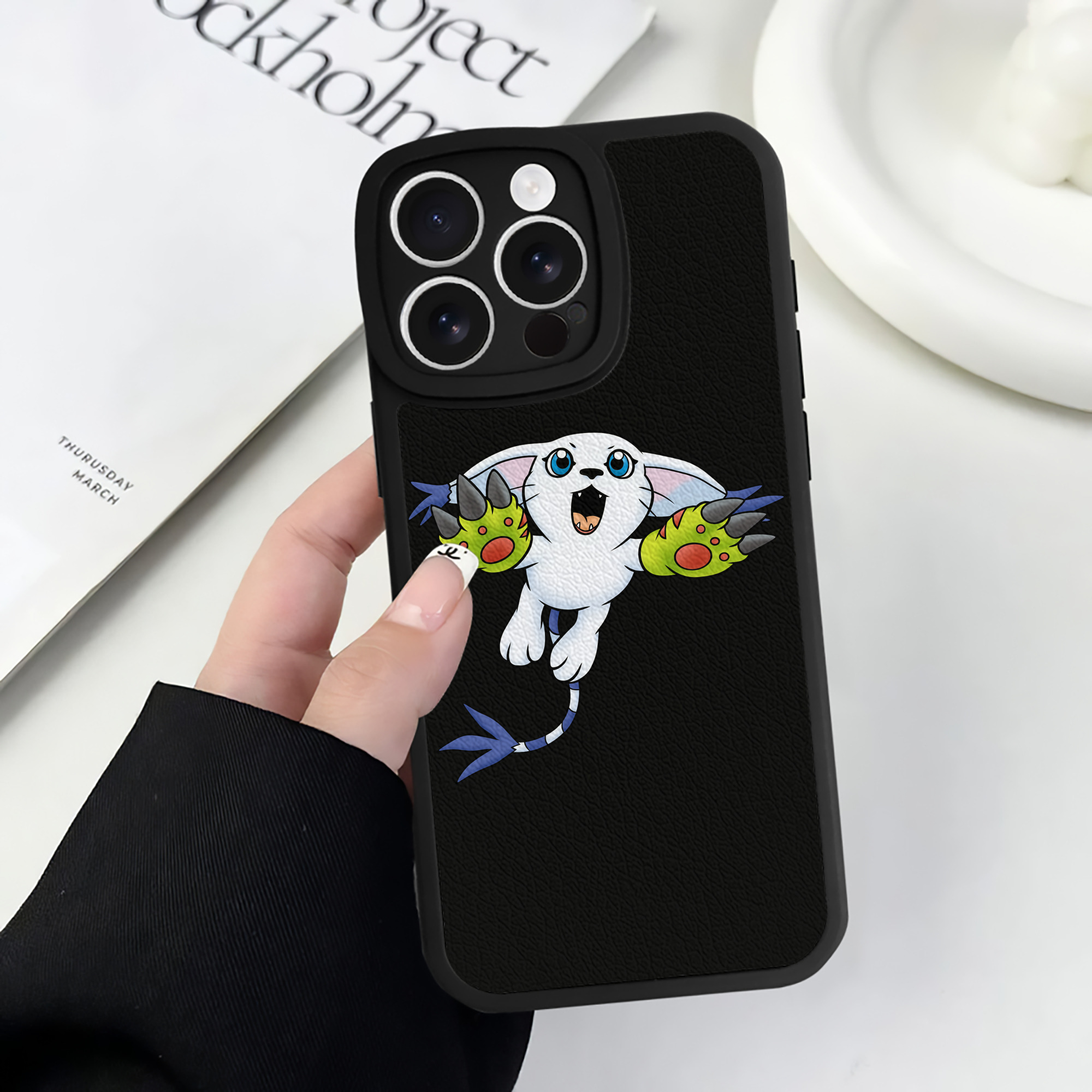 （画像用） Digimon デジタルモンスター/デジモン 【iPhone 16シリーズ対応】シリコンスマホケース（レザー調） 材質：シリコン